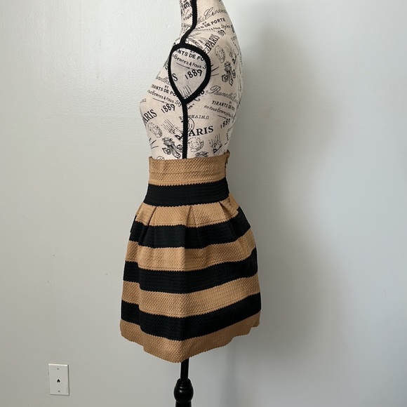 High waist skirt with great material of 80% polyester & 20% elastic - Picture 2 of 3